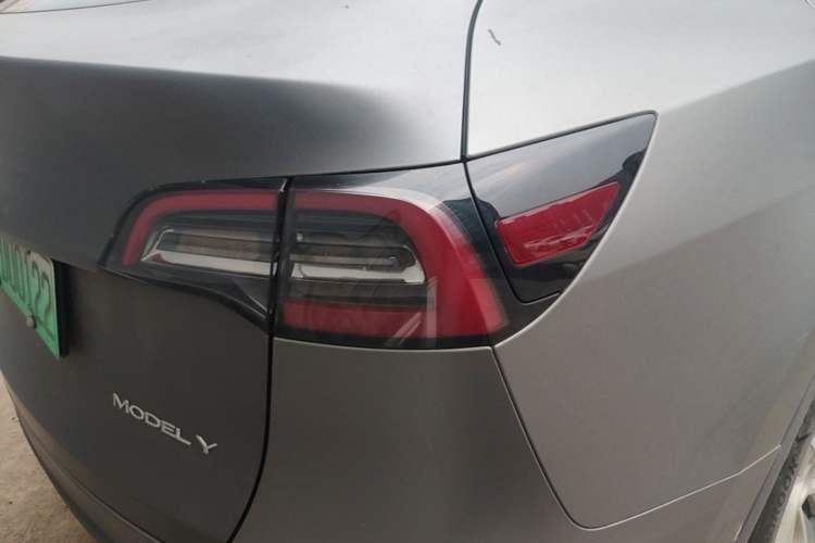 Used Tesla Model Y 2022 Long-Range All-Wheel-Drive Version Right Rear Taillight