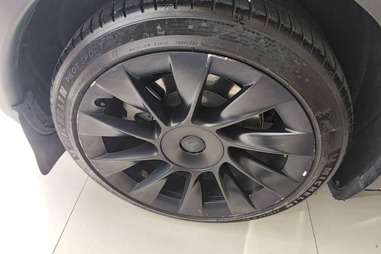 Used Tesla Model Y 2022 Rear-Wheel-Drive Version Right Rear Wheel Hub