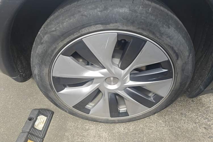 Used Tesla Model Y 2022 Long-Range All-Wheel-Drive Version Right Rear Wheel Hub