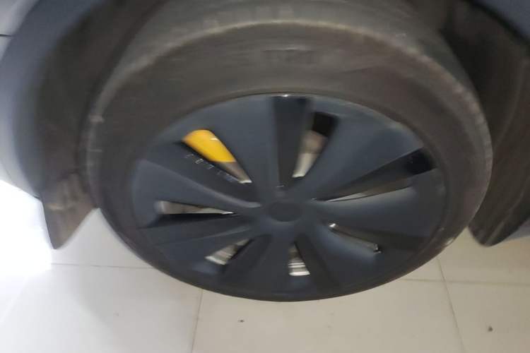 Used Tesla Model Y 2022 Long-Range All-Wheel-Drive Version Right Rear Wheel Hub