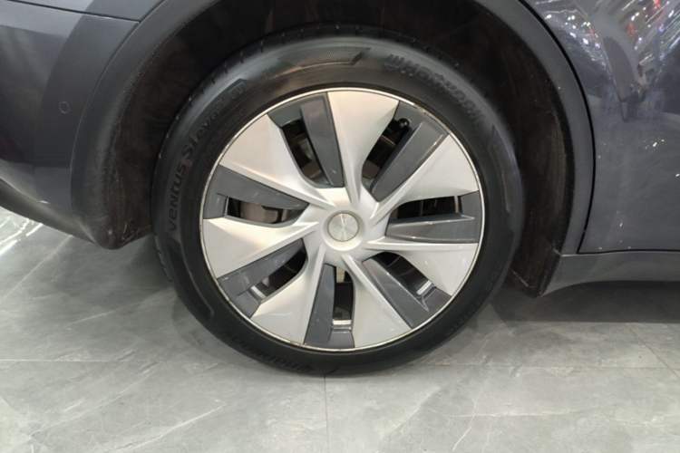 Used Tesla Model Y 2022 Long-Range All-Wheel-Drive Version Right Rear Wheel Hub