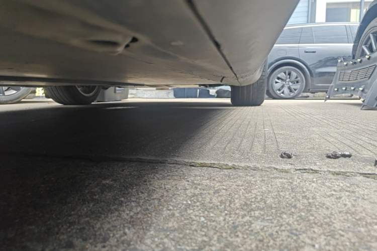 Used Tesla Model Y 2022 Long-Range All-Wheel-Drive Version Right Side Sill