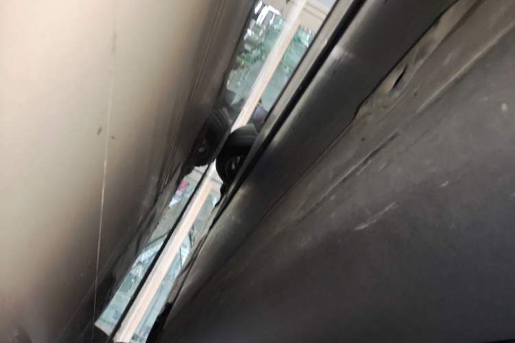 Used Tesla Model Y 2022 Long-Range All-Wheel-Drive Version Right Side Sill