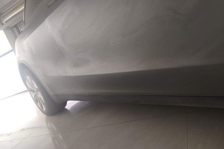 Used Tesla Model Y 2022 Long-Range All-Wheel-Drive Version Right Side Sill