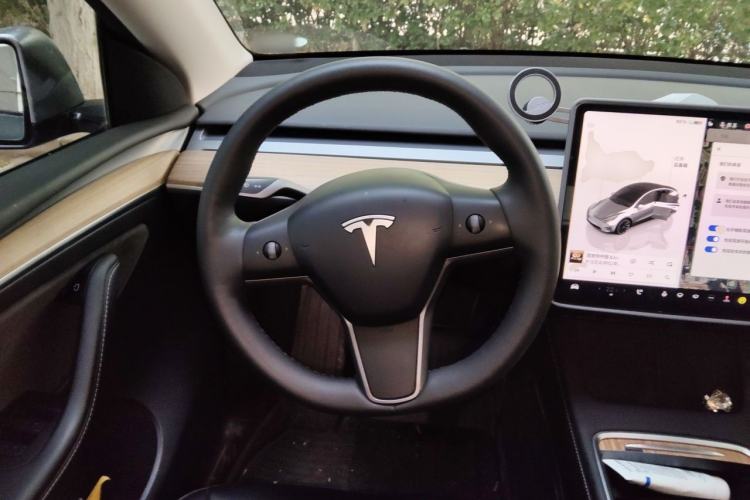 Used Tesla Model Y 2022 Long-Range All-Wheel-Drive Version Steering Wheel
