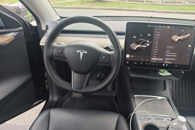Used Tesla Model Y 2022 Long-Range All-Wheel-Drive Version Steering Wheel