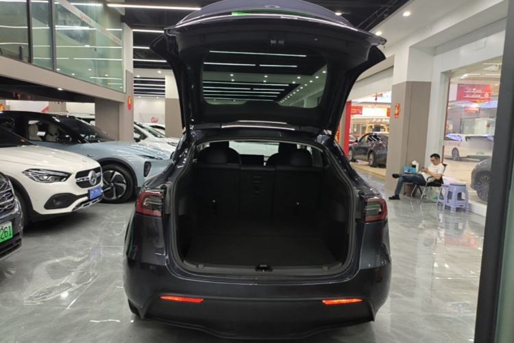 Used Tesla Model Y 2022 Long-Range All-Wheel-Drive Version Trunk