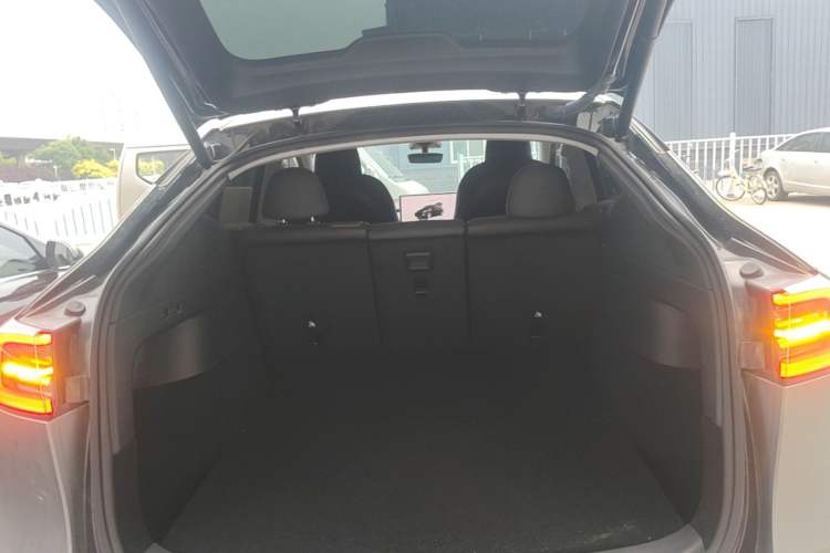 Used Tesla Model Y 2022 Long-Range All-Wheel-Drive Version Trunk