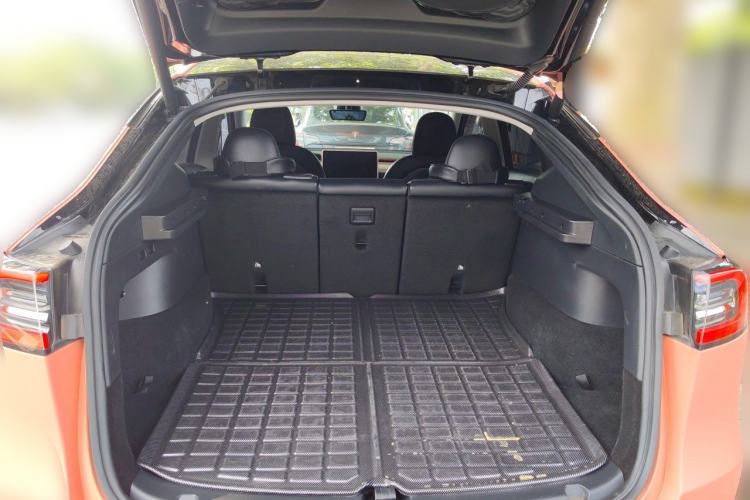 Used Tesla Model Y 2022 Long-Range All-Wheel-Drive Version Trunk