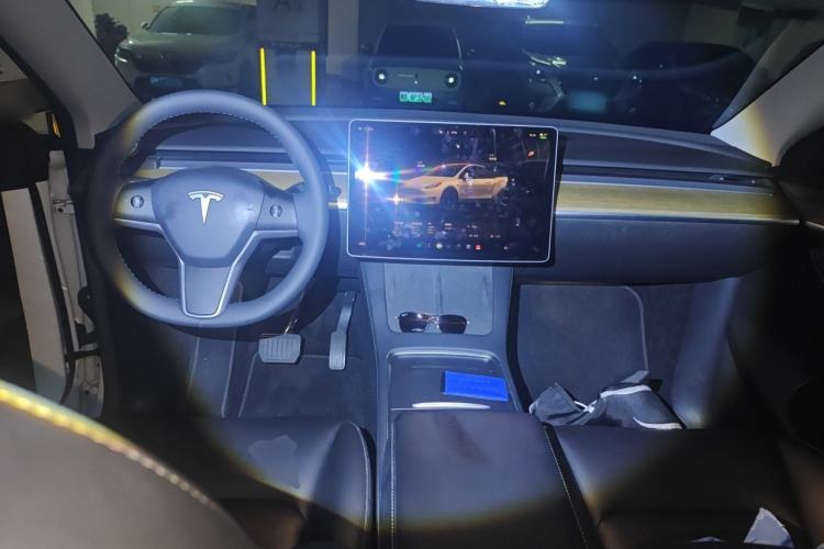Used Tesla Model Y 2022 Long-Range All-Wheel-Drive Version Center Console
