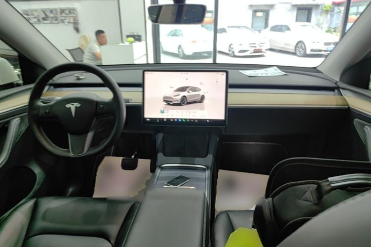 Used Tesla Model Y 2022 Long-Range All-Wheel-Drive Version Center Console
