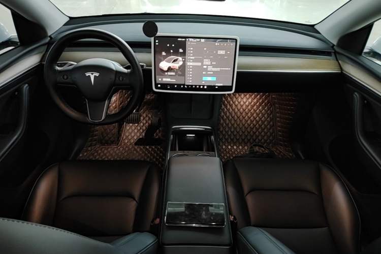 Used Tesla Model Y 2022 Long-Range All-Wheel-Drive Version Center Console
