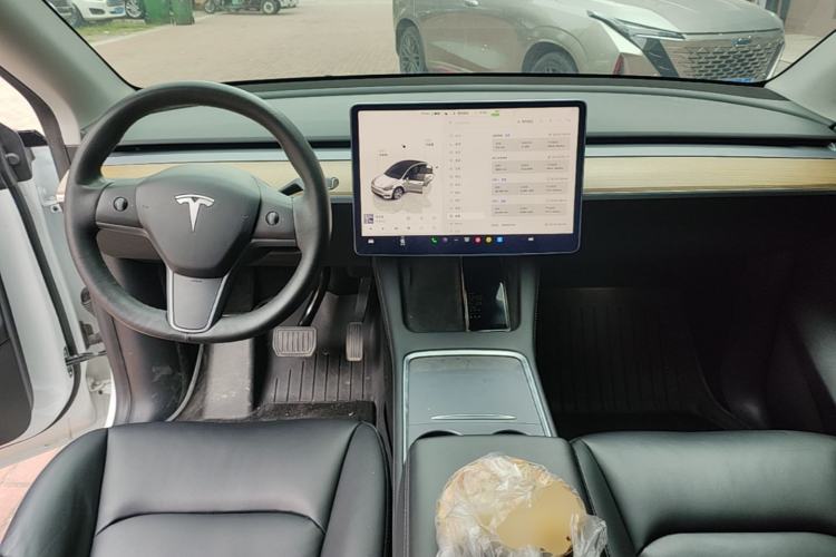 Used Tesla Model Y 2022 Long-Range All-Wheel-Drive Version Center Console