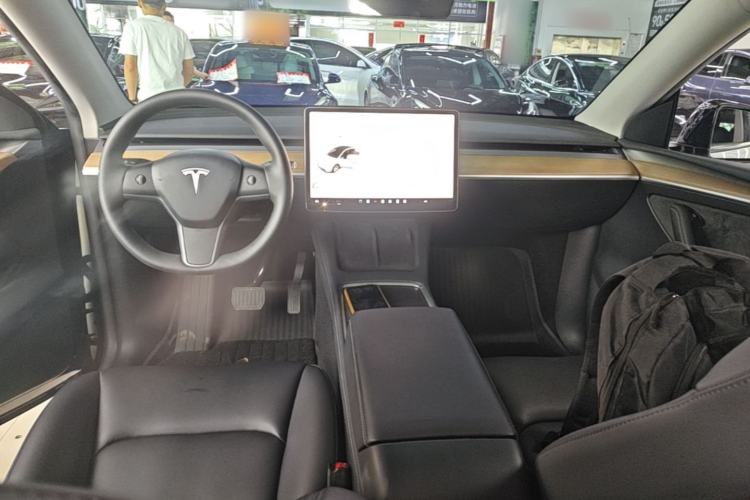 Used Tesla Model Y 2022 Long-Range All-Wheel-Drive Version Center Console