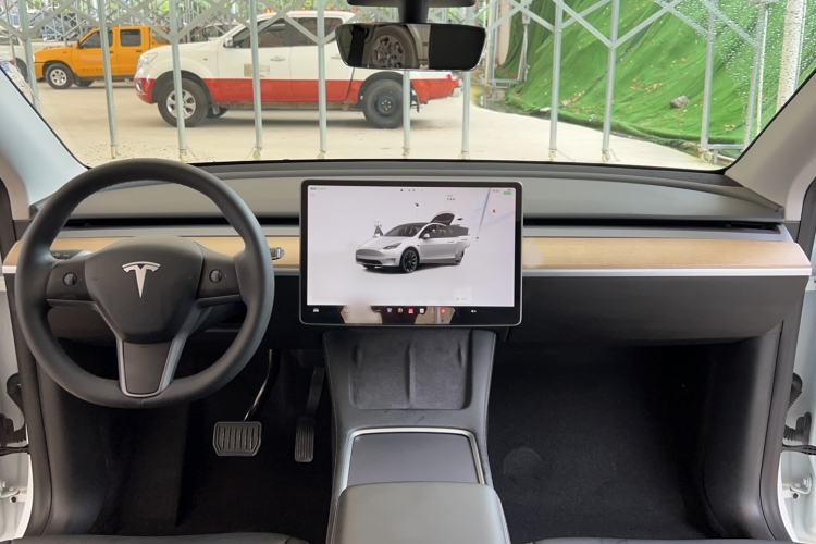 Used Tesla Model Y 2022 Long-Range All-Wheel-Drive Version Center Console