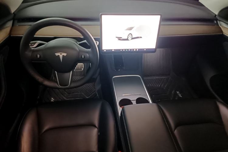 Used Tesla Model Y 2022 Long-Range All-Wheel-Drive Version Center Console
