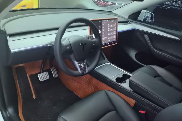 Used Tesla Model Y 2022 Long-Range All-Wheel-Drive Version Center Console