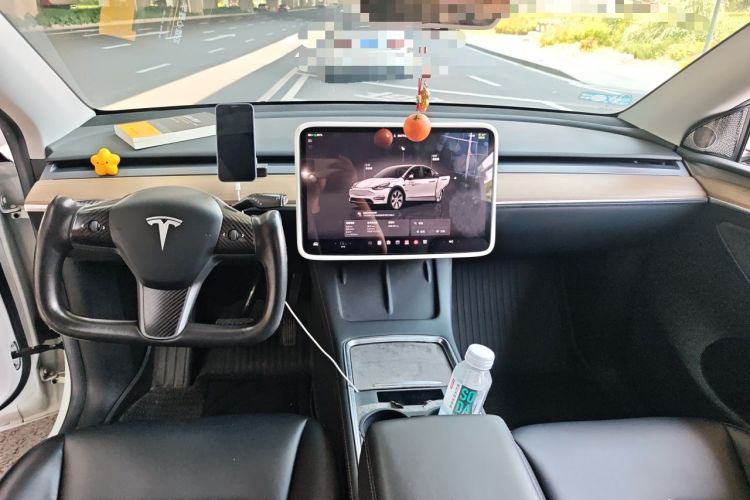 Used Tesla Model Y 2022 Long-Range All-Wheel-Drive Version Center Console
