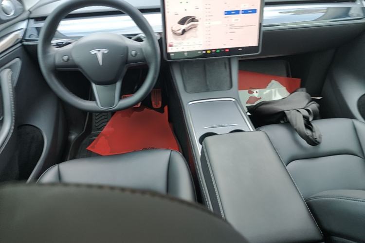 Used Tesla Model Y 2022 Long-Range All-Wheel-Drive Version Center Console