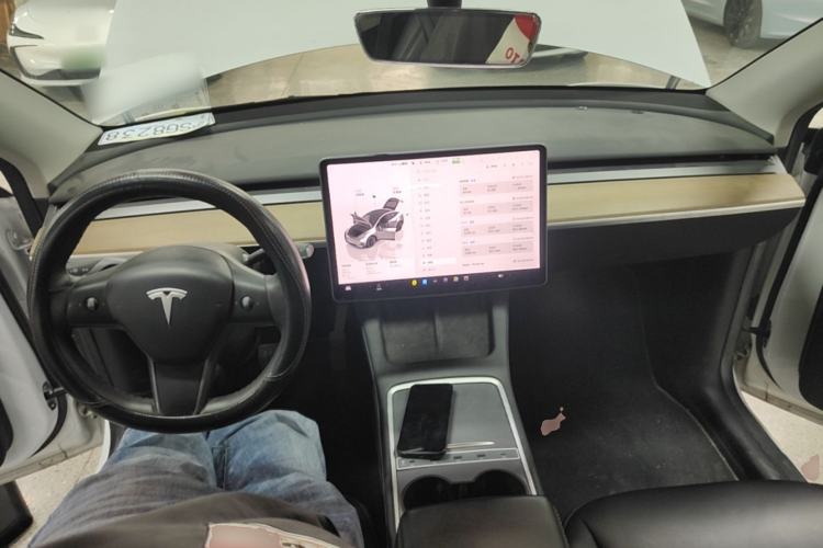 Used Tesla Model Y 2022 Long-Range All-Wheel-Drive Version Center Console