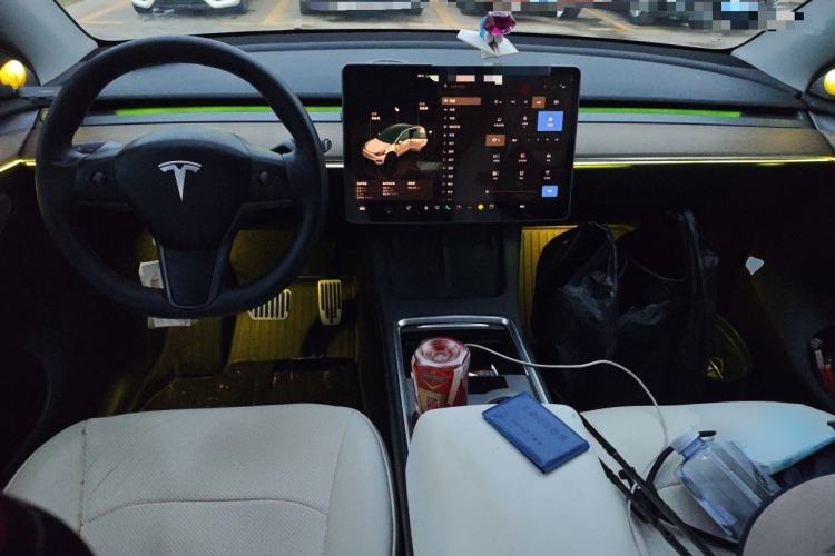 Used Tesla Model Y 2022 Long-Range All-Wheel-Drive Version Center Console