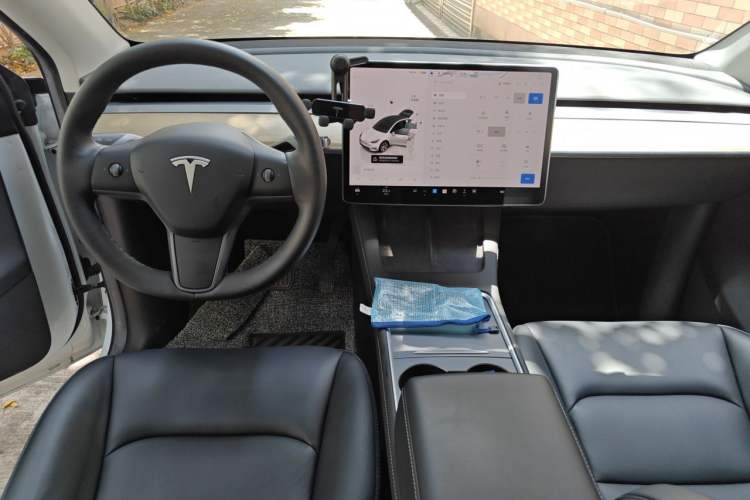 Used Tesla Model Y 2022 Rear-Wheel-Drive Version Center Console