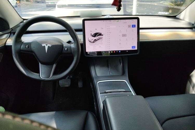 Used Tesla Model Y 2022 Long-Range All-Wheel-Drive Version Center Console