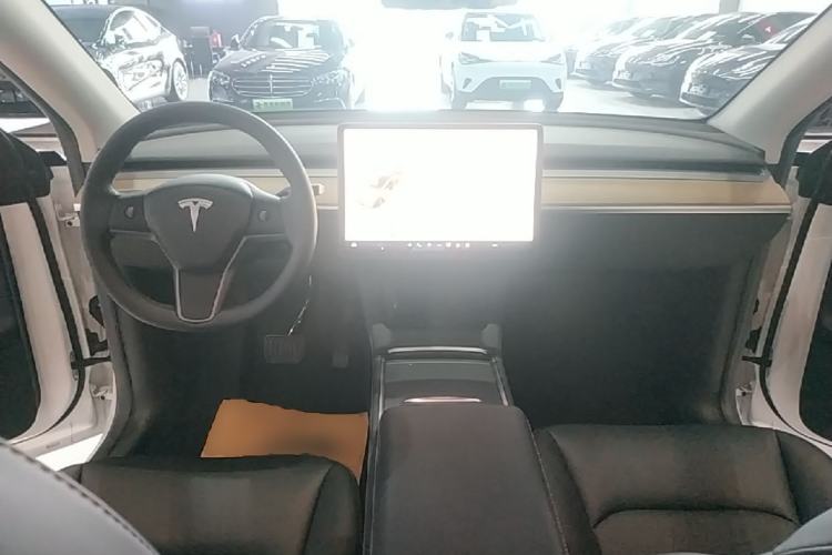 Used Tesla Model Y 2022 Long-Range All-Wheel-Drive Version Center Console