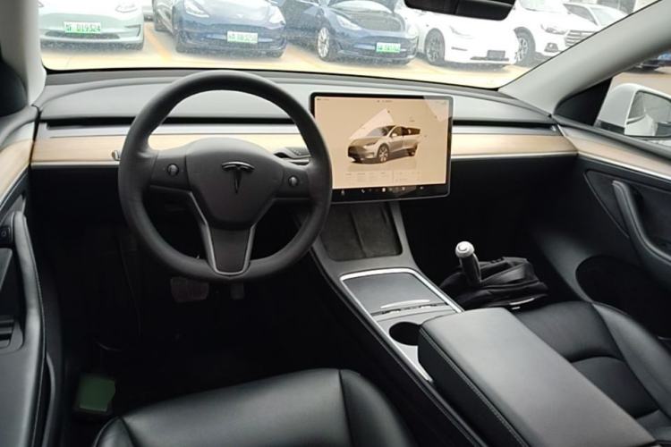 Used Tesla Model Y 2022 Long-Range All-Wheel-Drive Version Center Console