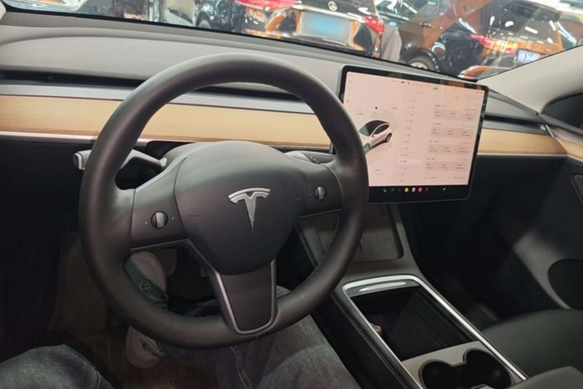 Used Tesla Model Y 2022 Long-Range All-Wheel-Drive Version Center Console
