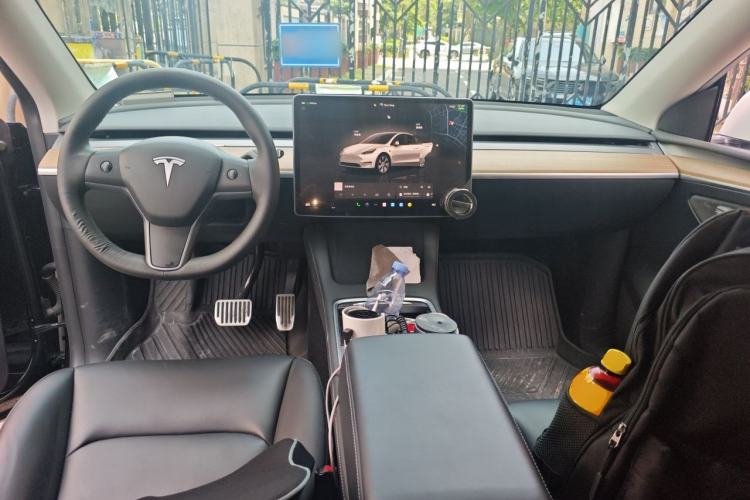 Used Tesla Model Y 2022 Long-Range All-Wheel-Drive Version Center Console