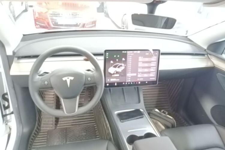 Used Tesla Model Y 2022 Rear-Wheel-Drive Version Center Console