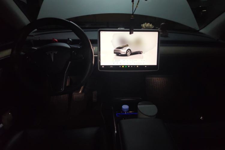 Used Tesla Model Y 2022 Long-Range All-Wheel-Drive Version Center Console