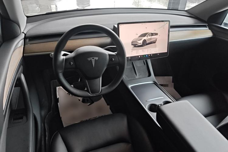 Used Tesla Model Y 2022 Long-Range All-Wheel-Drive Version Center Console