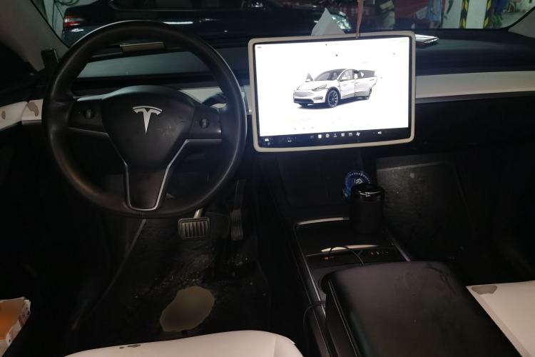 Used Tesla Model Y 2022 Long-Range All-Wheel-Drive Version Center Console