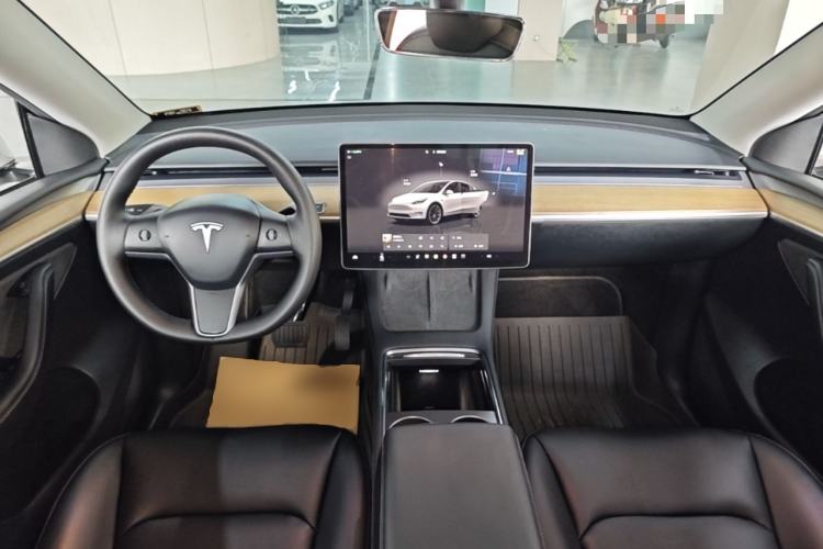Used Tesla Model Y 2022 Long-Range All-Wheel-Drive Version Center Console
