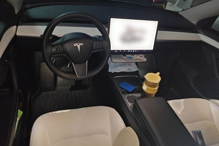 Used Tesla Model Y 2022 Long-Range All-Wheel-Drive Version Center Console