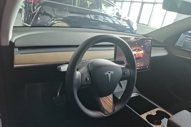 Used Tesla Model Y 2022 Long-Range All-Wheel-Drive Version Center Console