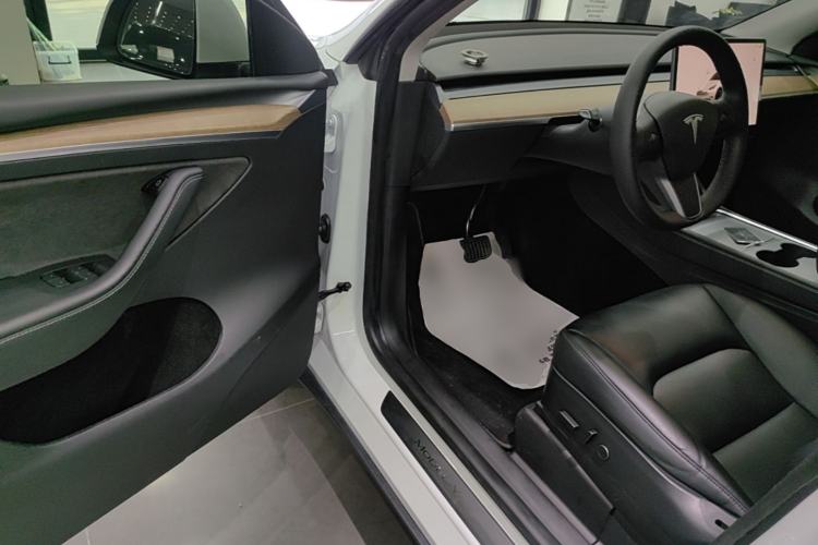 Used Tesla Model Y 2022 Long-Range All-Wheel-Drive Version Driver Seat