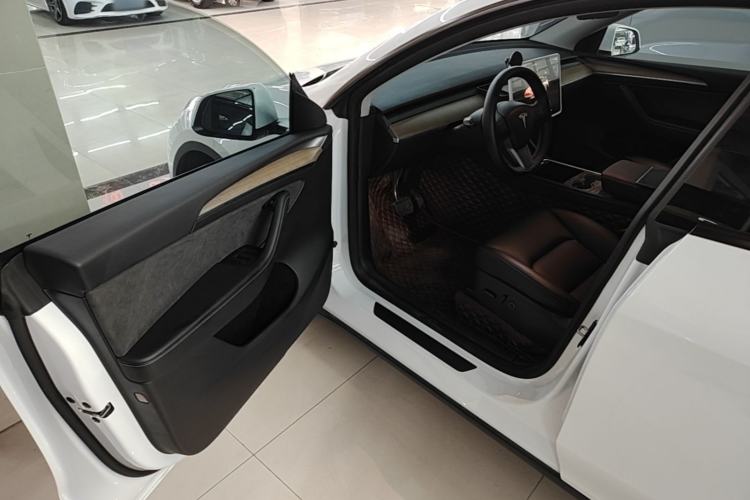 Used Tesla Model Y 2022 Long-Range All-Wheel-Drive Version Driver Seat