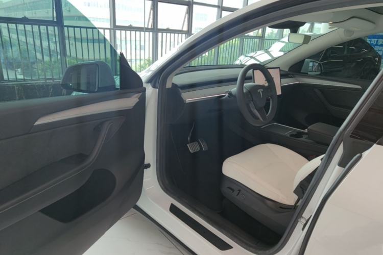 Used Tesla Model Y 2022 Long-Range All-Wheel-Drive Version Driver Seat