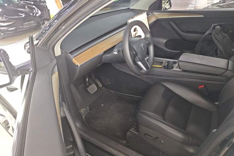 Used Tesla Model Y 2022 Long-Range All-Wheel-Drive Version Driver Seat