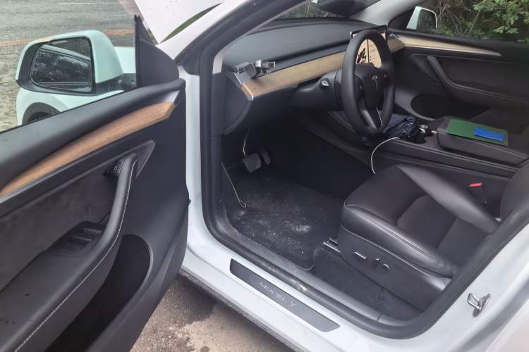 Used Tesla Model Y 2022 Long-Range All-Wheel-Drive Version Driver Seat