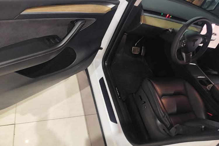 Used Tesla Model Y 2022 Long-Range All-Wheel-Drive Version Driver Seat