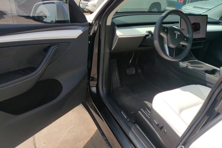 Used Tesla Model Y 2022 Long-Range All-Wheel-Drive Version Driver Seat