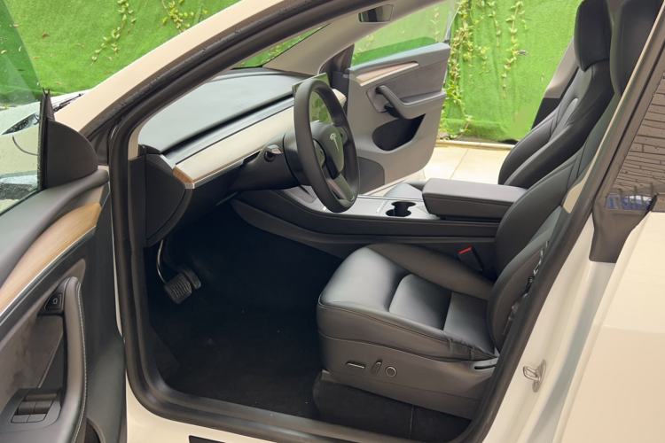 Used Tesla Model Y 2022 Long-Range All-Wheel-Drive Version Driver Seat