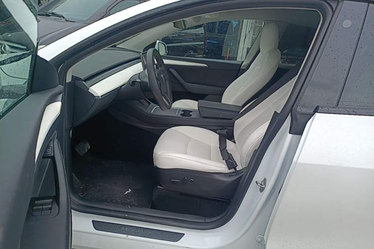 Used Tesla Model Y 2022 Long-Range All-Wheel-Drive Version Driver Seat