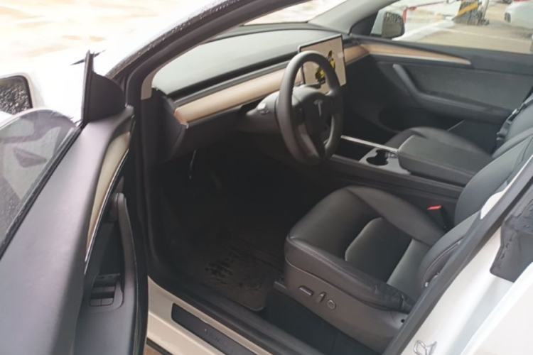 Used Tesla Model Y 2022 Long-Range All-Wheel-Drive Version Driver Seat