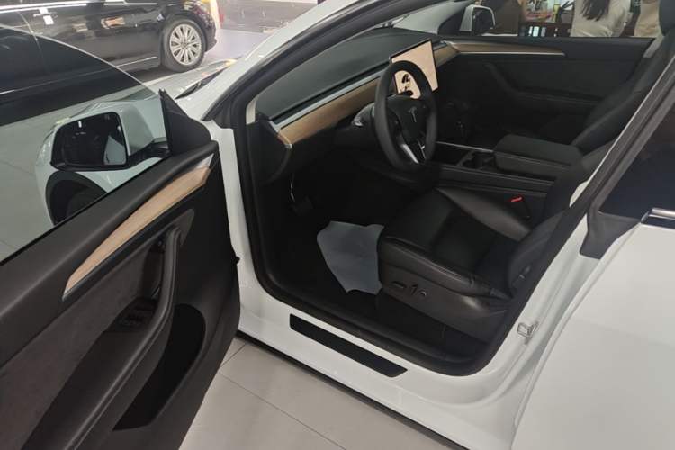 Used Tesla Model Y 2022 Long-Range All-Wheel-Drive Version Driver Seat