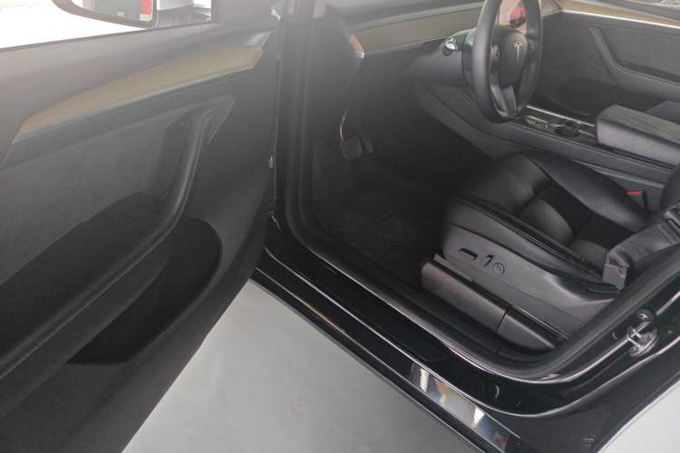 Used Tesla Model Y 2022 Long-Range All-Wheel-Drive Version Driver Seat